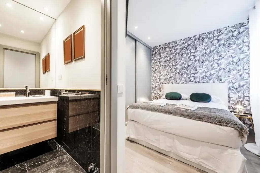 Guest bedroom with an en-suite shower room